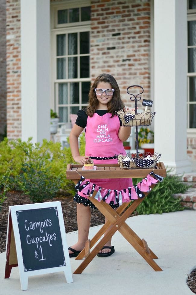 How to Set up a Cute Cupcake Stand/ Aimee Broussard Blog 