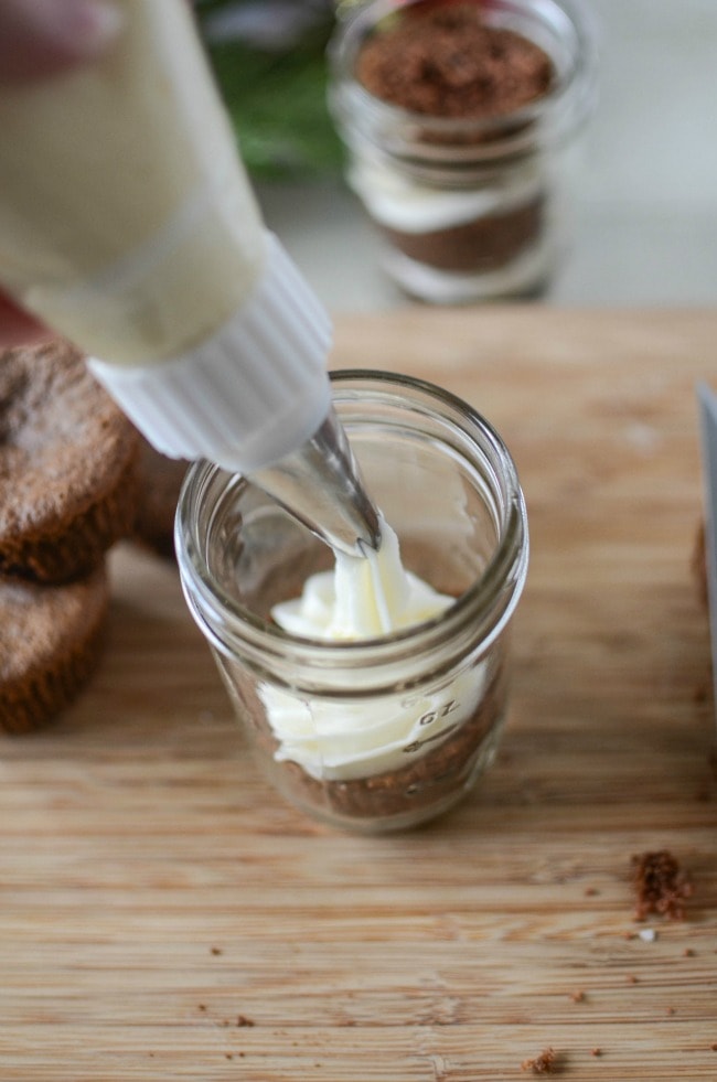 How to Layer Mason Jar Cakes 